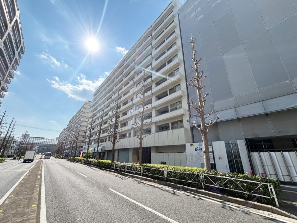 爽やかな青空の下に贅沢なほどに降り注ぐ陽光、豊かな居住性と、クオリティが見事に調和した住空間は、住まうことの喜びを感じさせてくれ