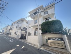 爽やかな青空の下に贅沢なほどに降り注ぐ陽光、豊かな居住性と、クオリティが見事に調和した住空間は、住まうことの喜びを感じさせてくれ