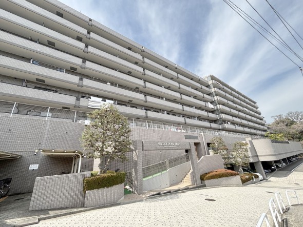 爽やかな青空の下に贅沢なほどに降り注ぐ陽光、豊かな居住性と、クオリティが見事に調和した住空間は、住まうことの喜びを感じさせてくれ