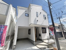 爽やかな青空の下に贅沢なほどに降り注ぐ陽光、豊かな居住性と、クオリティが見事に調和した住空間は、住まうことの喜びを感じさせてくれ