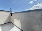 日差しの差し込むバルコニー