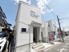 爽やかな青空の下に贅沢なほどに降り注ぐ陽光、豊かな居住性と、クオリティが見事に調和した住空間は、住まうことの喜びを感じさせてくれ