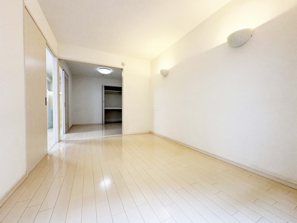 一日の疲れをいやしてくれる主寝室。時を忘れて過ごす場所として過ごせるお部屋です。