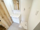 真っ白な洗面台で、気持ちの良い朝を迎えられそうです。