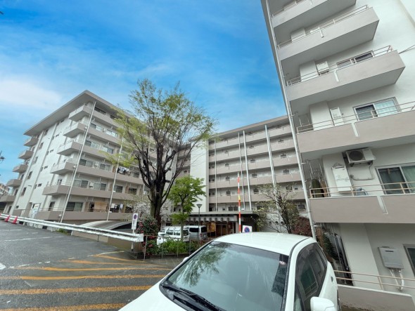 爽やかな青空の下に贅沢なほどに降り注ぐ陽光、豊かな居住性と、クオリティが見事に調和した住空間は、住まうことの喜びを感じさせてくれ