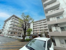 爽やかな青空の下に贅沢なほどに降り注ぐ陽光、豊かな居住性と、クオリティが見事に調和した住空間は、住まうことの喜びを感じさせてくれ