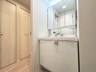 十分な大きさの洗面台は、身だしなみチェックや歯磨きなど、朝の慌ただしい時間でも余裕とゆとりを感じて頂けます。
