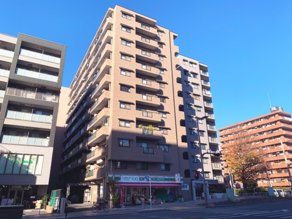 爽やかな青空の下に贅沢なほどに降り注ぐ陽光、豊かな居住性と、クオリティが見事に調和した住空間は、住まうことの喜びを感じさせてくれ