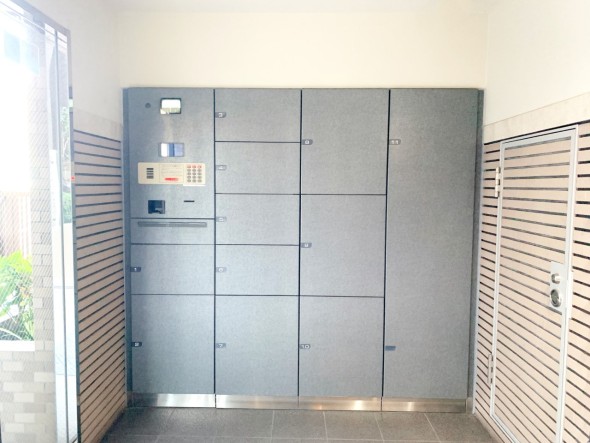 宅配ボックスがあるためご不在時であってもお帰りの際に大きな荷物をお受け取りいただけます。