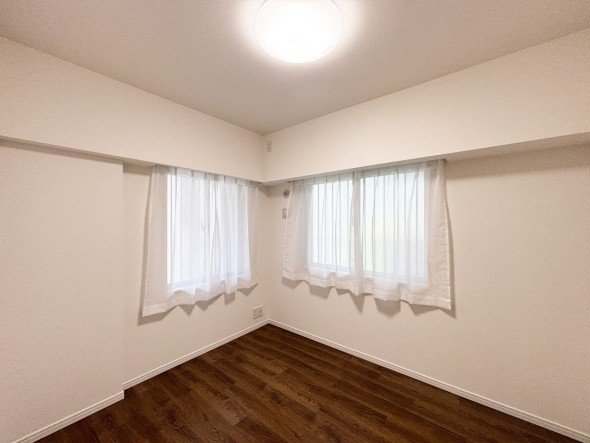 フローリングの部屋は清潔感があり、日々のお掃除も楽で助かりますね！