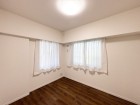 フローリングの部屋は清潔感があり、日々のお掃除も楽で助かりますね！