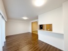 キッチンからはリビング全体が見渡せる設計。 小さなお子様が遊ぶ様子を見守りながらお料理ができますね。