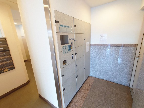 宅配ボックスがあるためご不在時であってもお帰りの際に大きな荷物をお受け取りいただけます。