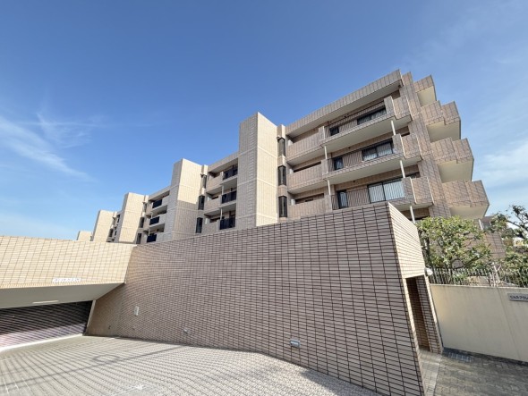 マンション外観。生活利便性に優れた立地環境。