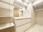 十分な大きさの洗面台は、身だしなみチェックや歯磨きなど、朝の慌ただしい時間でも余裕とゆとりを感じて頂けます。