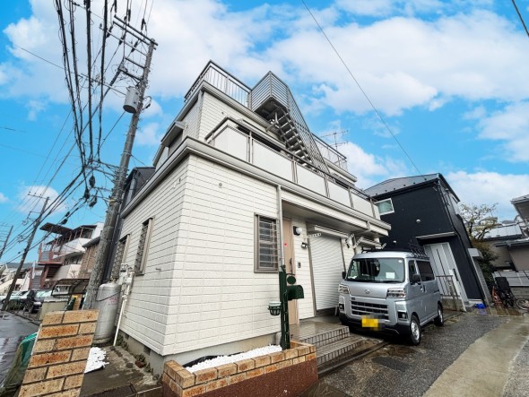 爽やかな青空の下に贅沢なほどに降り注ぐ陽光、豊かな居住性と、クオリティが見事に調和した住空間は、住まうことの喜びを感じさせてくれ