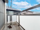 日差しの差し込むバルコニー