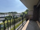 日差しの差し込むバルコニー