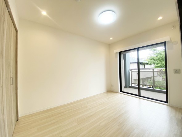 洋室6帖。明るくあたたかな居室では、朝の目覚めも気持ちよく起きられます。