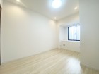 洋室5帖。フローリングの部屋は清潔感があり、日々のお掃除も楽で助かります。