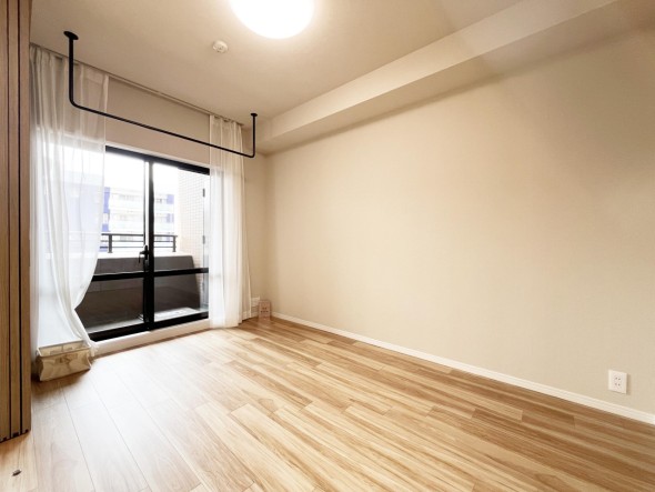 洋室5.5帖。フローリングの部屋は清潔感があり、日々のお掃除も楽で助かります。