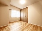 洋室6帖。一日の疲れをいやしてくれる主寝室。時を忘れて過ごす場所として過ごせるお部屋です。