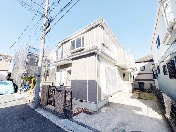 爽やかな青空の下に贅沢なほどに降り注ぐ陽光、豊かな居住性と、クオリティが見事に調和した住空間は、住まうことの喜びを感じさせてくれ