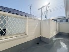 日差しの差し込むバルコニー