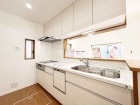 使い勝手の良い設備のキッチンで効率よくお料理もできます。