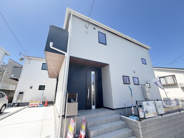 爽やかな青空の下に贅沢なほどに降り注ぐ陽光、豊かな居住性と、クオリティが見事に調和した住空間は、住まうことの喜びを感じさせてくれ