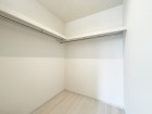 たっぷり入るウォークインクローゼットは奥行きがあるのでたくさん収納できます。