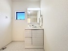 十分な大きさの洗面台は、身だしなみチェックや歯磨きなど、朝の慌ただしい時間でも余裕とゆとりを感じて頂けます。
