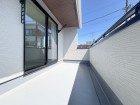 日差しの差し込むバルコニー