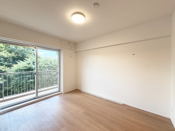 フローリングの部屋は清潔感があり、日々のお掃除も楽で助かりますね！