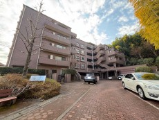 爽やかな青空の下に贅沢なほどに降り注ぐ陽光、豊かな居住性と、クオリティが見事に調和した住空間は、住まうことの喜びを感じさせてくれ
