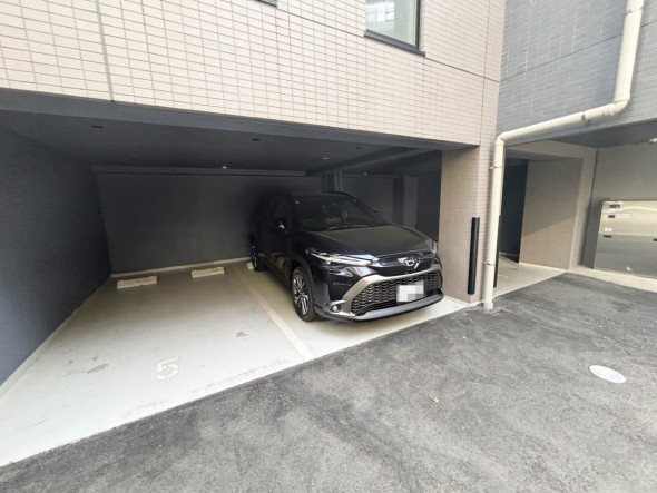 敷地内駐車場もございます。空き状況等はお気軽にお問い合わせください。