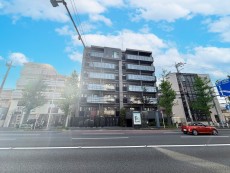 爽やかな青空の下に贅沢なほどに降り注ぐ陽光、豊かな居住性と、クオリティが見事に調和した住空間は、住まうことの喜びを感じさせてくれ