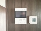 防犯対策としてテレビモニター付きインターフォンにより来訪者を認識できます。毎日の生活に安心感を。
