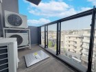 日差しの差し込むバルコニー