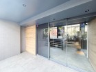 お客様をお迎えする玄関は落ち着いた雰囲気。帰り着くたびに洗練されたテイストの空間に迎えられ誇りと喜びを感じる玄関まわりです。