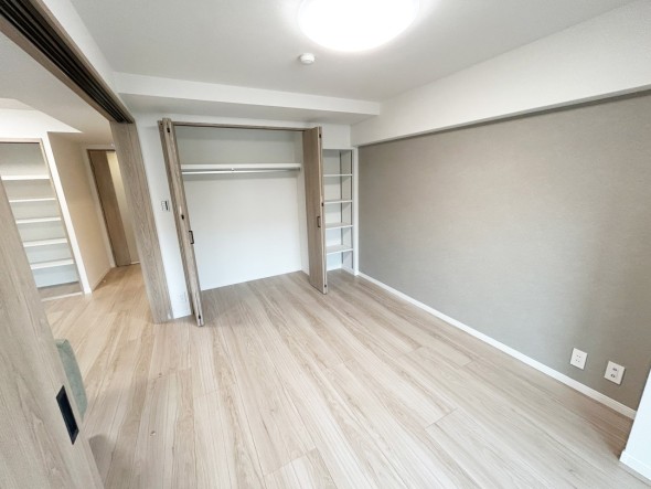 フローリングの部屋は清潔感があり、日々のお掃除も楽で助かりますね！