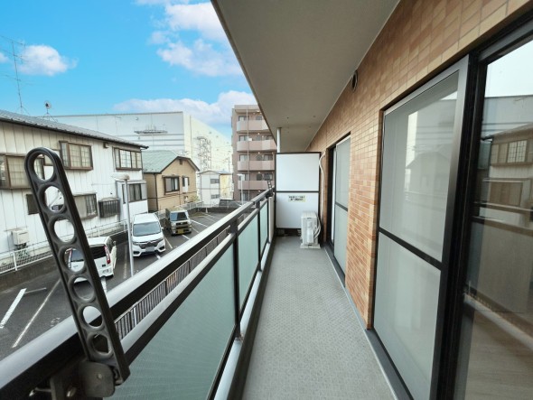 日差しの差し込むバルコニー