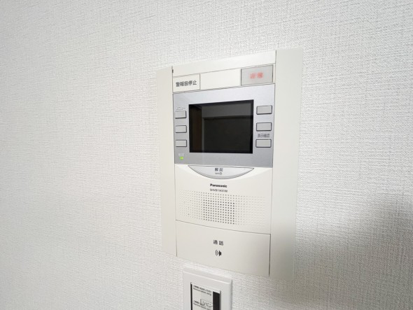 防犯対策としてテレビモニター付きインターフォンにより来訪者を認識できます。毎日の生活に安心感を。
