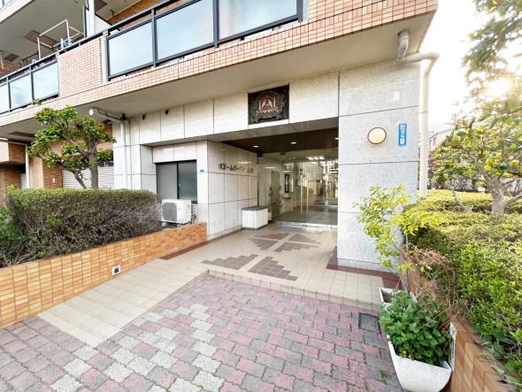 お客様をお迎えする玄関は落ち着いた雰囲気。帰り着くたびに洗練されたテイストの空間に迎えられ誇りと喜びを感じる玄関まわりです。