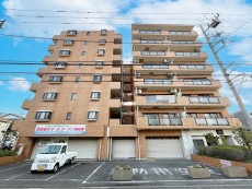 爽やかな青空の下に贅沢なほどに降り注ぐ陽光、豊かな居住性と、クオリティが見事に調和した住空間は、住まうことの喜びを感じさせてくれ