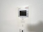 防犯対策としてテレビモニター付きインターフォンにより来訪者を認識できます。毎日の生活に安心感を。