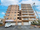 爽やかな青空の下に贅沢なほどに降り注ぐ陽光、豊かな居住性と、クオリティが見事に調和した住空間は、住まうことの喜びを感じさせてくれ