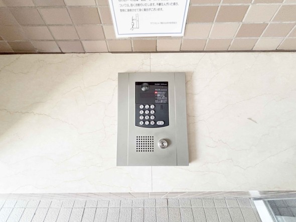 オートロックマンションのため、こちらからインターフォンにて受付をしていただきます。防犯設備がきちんと完備されているのは安心です。