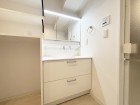 十分な大きさの洗面台は、身だしなみチェックや歯磨きなど、朝の慌ただしい時間でも余裕とゆとりを感じて頂けます。