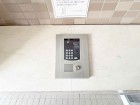 オートロックマンションのため、こちらからインターフォンにて受付をしていただきます。防犯設備がきちんと完備されているのは安心です。